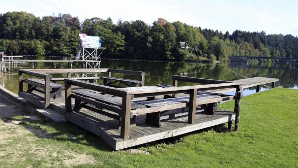 <p>2.826 Euro werden in neue Holzstege im Freibad von Robertville investiert.</p>