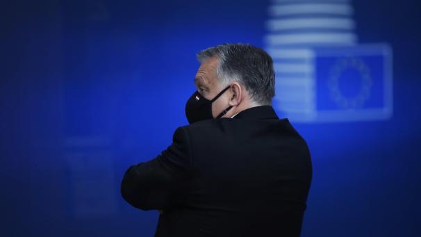 <p>Viktor Orban, Premierminister von Ungarn, trägt eine Mund-Nasen-Bedeckung, als er den Gipfel der EU-Staats- und Regierungschefs verlässt.</p>