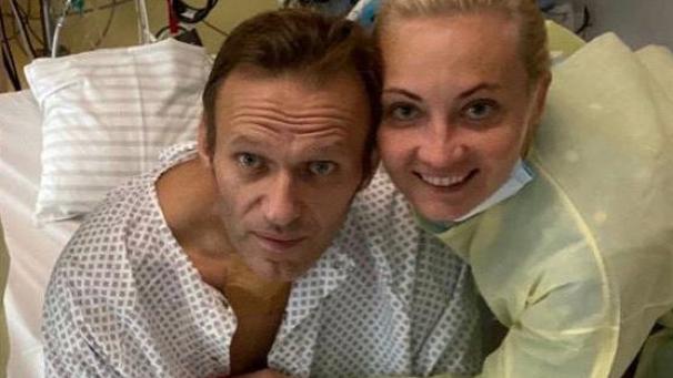 <p>Die Kinder (nicht im Bild) des russischen Kremlkritikers Alexej Nawalny machen ein Selfie mit Nawalny und dessen Frau Julia am Krankenbett in der Charite.</p>