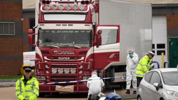 <p>Polizisten und Mitarbeiter der Spurensicherung arbeiten an dem LKW, in dem 39 Leichen gefunden wurden. Ein Spediteur aus Nordirland hat sich schuldig bekannt, für den Tod von 39 Migranten aus Vietnam verantwortlich zu sein, deren Leichen im vergangenen Herbst in einem Kühllaster entdeckt worden waren.</p>