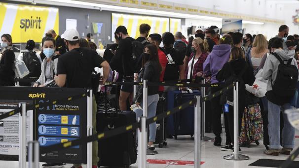 <p>Die Reisefreude vieler US-Amerikaner an Thanksgiving hat die Verbreitung des Virus begünstigt.</p>