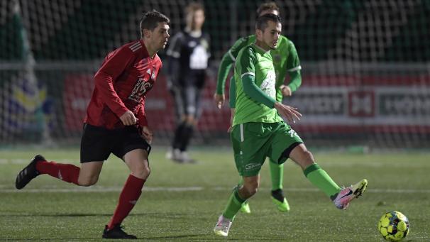 <p>Eine Szene aus dem Spiel zwischen Kelmis B (Lionel Hubert, rechts) und dem Honsfelder SV um Daniel Henkes (links). Die Union schlug den HSV am letzten Spieltag vor der Zwangspause mit 4:1</p>