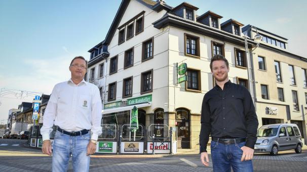 <p>Auch wenn die Gaststätte aktuell und bis auf Weiteres coronabedingt geschlossen ist, wird Yannick Wansart (30, rechts) am 1. Januar 2021 offiziell das bekannte Café Ratskeller in St.Vith von René Simons (64,links) übernehmen. „Ich könnte mir keinen besseren Nachfolger vorstellen“, sagt Simons.</p>