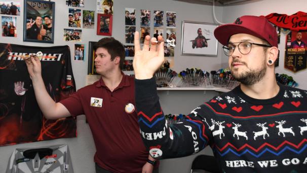 <p>Für Raphael (links) und Phil Leufgen bleibt nur die TV-Übertragung der Darts-WM in London.</p>