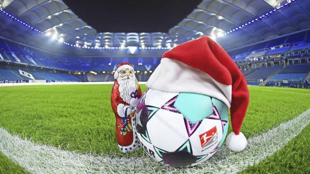 <p>Ein Weihnachtsmann im Hamburger Volksparkstadion</p>