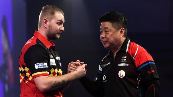 <p>Paul Lin (rechts) gratuliert Dimitri Van den Bergh.</p>