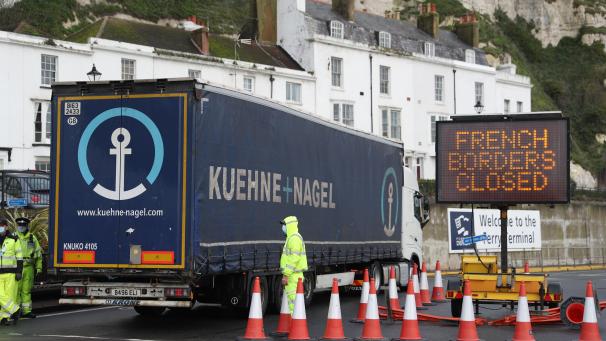 <p>Der Fährhafen Dover und der Eurotunnel sind geschlossen, fast alle Flüge ausgesetzt. Normalerweise überqueren dort täglich zehntausende Lastwagen den Ärmelkanal.</p>