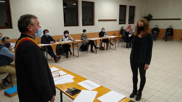 <p>Anabel Schneider aus Büllingen ist die neue Finanzdirektorin der Gemeinde Amel. Das Foto zeigt die 26-Jährige bei der Eidesleistung vor Bürgermeister Erik Wiesemes.</p>