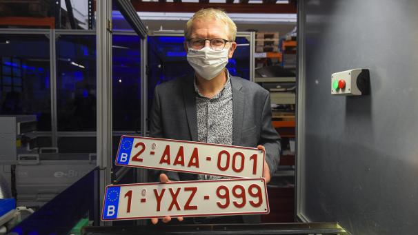 <p>Hält eines der letzten der alten Kennzeichenserie und das erste der neuen in den Händen: der föderale Verkehrsminister Georges Gilkinet.</p>