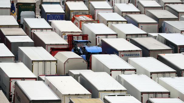 <p>Rund um den Hafen von Dover müssen Tausende europäische Lkw-Fahrer weiter ausharren: Ohne negativen Corona-Test dürfen sie nicht passieren.</p>