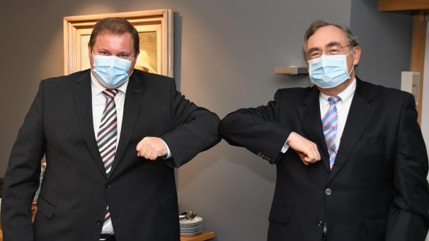 <p>Der eine geht, der andere kommt: René Jost (l.) und sein vorübergehender Amtsnachfolger Paul Soenen (r). Die Ellenbogen wurden allerdings von beiden beim Pressegespräch nur zur coronakonformen Begrüßung eingesetzt.</p>