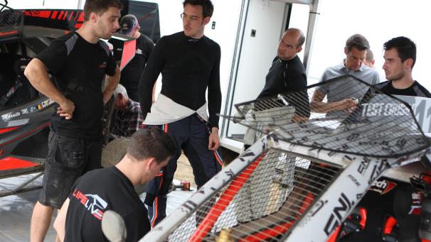 <p>Rallye-Profi Thierry Neuville (3.v.l.) war selbst an der Entwicklung seines Buggys Eigenbau (TN5) beteiligt. Hier bei einem Einsatz 2019 in Maasmechelen.</p>