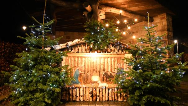 <p>Besonders in der anbrechenden Dunkelheit lohnt sich ein Dorfspaziergang in Elsenborn.</p>