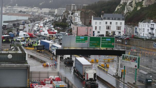 <p>Am englischen Hafen Dover ist es zwischen wartenden Lastwagenfahrern und der Polizei zu Schubsereien und Handgemenge gekommen.</p>