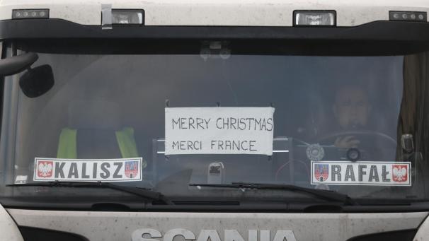 <p>„Merry Christmas. Merci France“ (zu Deutsch: „Fröhliche Weihnachten. Danke Frankreich“) klebt an einer Windschutzscheibe eines Lastwagens, der vor dem Hafen wartet. Die Nerven bei Tausenden Lastwagenfahrern in England liegen blank.</p>