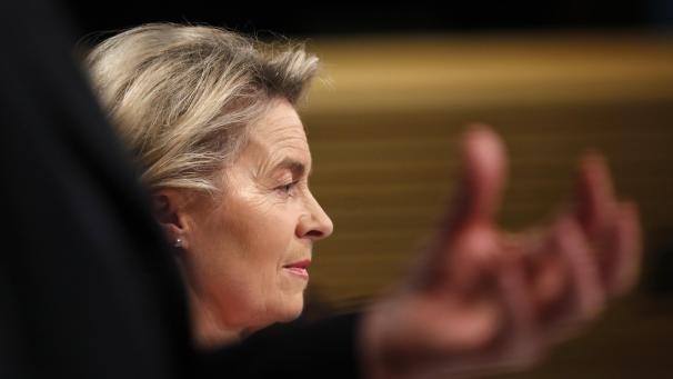 <p>Ursula von der Leyen, Präsidentin der Europäischen Kommission, nimmt an einer Pressekonferenz teil, während im Vordergrund die gestikulierende Hand von Unterhändler Barnier zu sehen ist.</p>