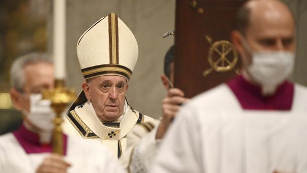 <p>Zum Schutz vor einer Verbreitung des Coronavirus hat Papst Franziskus den Segen „Urbi et orbi“ am ersten Weihnachtsfeiertag in kleinerem Kreise gespendet.</p>