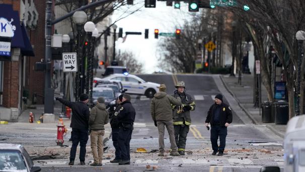 <p>Einsatzkräfte arbeiten am Ort einer heftigen Explosion in der Innenstadt.</p>