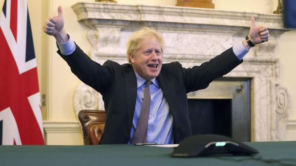 <p>Nach der historischen Einigung auf einen Handelspakt zwischen der EU und Großbritannien herrscht auf beiden Seiten des Ärmelkanals große Erleichterung. Während der britische Premier Boris Johnson jubilierte, liefen in Brüssel bereits die Vorbereitungen auf eine vorläufige Anwendung des Heiligabend-Deals ab Januar.</p>