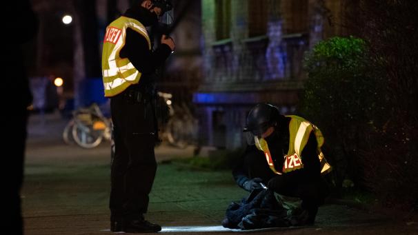 <p>Polizeibeamte suchen in der Nähe des U-Bahnhof Möckernbrücke nach Spuren. Unweit davon, in der Stresemannstraße in Kreuzberg, kam es am frühen Morgen zu einer Schießerei. Dabei wurden nach ersten Informationen vier Personen zum Teil schwerst verletzt. Der Bereich um den Tatort ist weiträumig abgesperrt.</p>