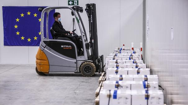 <p>Dieses Handout-Bild zeigt Paletten, die mit Kisten beladen sind, die Impfstoffe in Trockeneis enthalten, beschriftet für jeden Mitgliedsstaat und jedes EWR-Mitglied in der Produktionsanlage von Pfizer in Puurs. Der Impfstoff Covid-19 von Pfizer-Biontech wird dort hergestellt.</p>