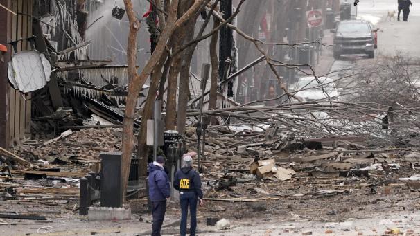 <p>Einsatzkräfte arbeiten am Ort einer heftigen Explosion in der Innenstadt von Nashville.</p>