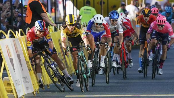 <p>Fabio Jakobsen (l) aus den Niederlanden und Dylan Groenewegen (2.v.l) aus den Niederlanden stürzen beim Zielsprint auf der 1. Etappe de Polen-Rundfahrt 2020.</p>