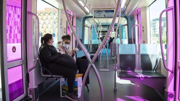 <p>Zwei Frauen mit Mundschutz sitzen in Luxemburg in einem Bus.</p>
