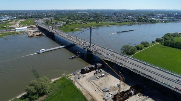 <p>Die Kölner Seite der Baustelle der neuen Brücke der Autobahn A1 über den Rhein. Die neue Leverkusener Brücke soll nach Fertigstellung die jetzt bestehende marode Brücke ersetzen.</p>