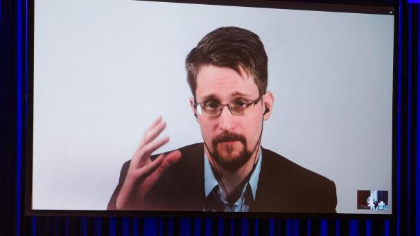 <p>Edward Snowden ist auf einer Video-Leinwand zu sehen, während er bei einer Liveübertragung über sein Buch „Permanent Record: Meine Geschichte“ spricht.</p>