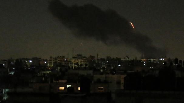 <p>Rauch steigt nach einem israelischen Luftangriff im Norden des Gazastreifens auf. Der Angriff war eine Reaktion auf Raketen, die aus dem Gazastreifen abgefeuert worden waren.</p>