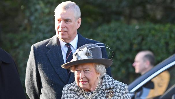 <p>Die britische Königin Elizabeth II. trifft in Begleitung ihres Sohnes, Prinz Andrew, Duke of York, zum Sonntagsgottesdienst an der Kirche St. Mary the Virgin ein.</p>