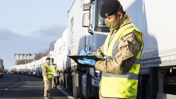 <p>Das vom Verteidigungsministerium herausgegebenes Foto zeigt Soldaten der britischen Armee, die auf der M20 in Kent bei Lkw-Fahrer Corona-Tests vorführen. Die britische Regierung hat ihre Bemühungen verstärkt, den wegen neuer Corona-Auflagen entstandenen riesigen Lkw-Stau in der Grafschaft Kent möglichst rasch aufzulösen.</p>