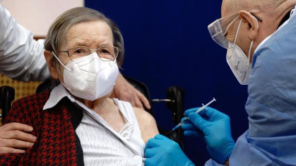 <p>Die 100-jährige Ruth Heller (l) wird im Pflegeheim Agaplesion Bethanien Sophienhaus von Impfarzt Fatmir Dalladaku (r) gegen das Coronavirus geimpft. Am Sonntag haben die Corona-Impfungen mit dem Covid-19 Impfstoff von Biontech/Pfizer in Deutschland begonnen.</p>