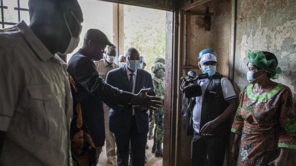 <p>Faustin-Archange Touadéra (M), Präsident der Zentralafrikanischen Republik, kommt in das Wahllokal in der Boganda-Schule, um seine Stimme für die Präsidenten- und Parlamentswahl abzugeben.</p>