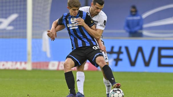 <p>Menno Koch im Duell mit dem auffälligen Charles De Ketelaere.</p>