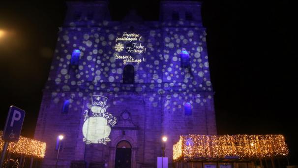<p>Die Kathedrale in Malmedy erstrahlt abends zwischen 17 und 20 Uhr entweder in Blau oder in Rot. Die Lichtshow dauert noch bis zum 3. Januar.</p>