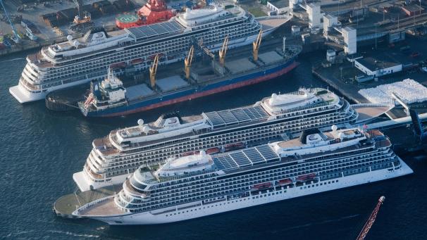 <p>Wegen Corona liegen viele Schiffe seit Monaten im Hafen.</p>