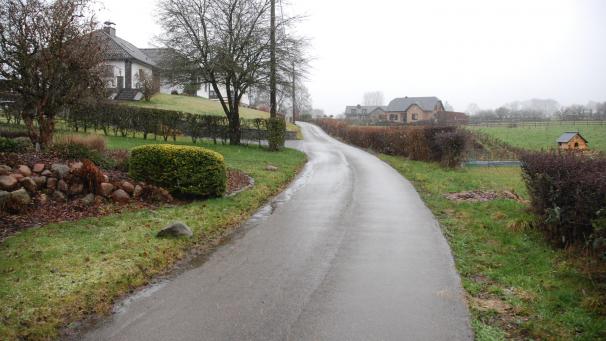 <p>Die Lehrer-Hennes-Straße in Emmels soll komplett erneuert werden. Federführend in diesem Projekt, das nun auch durch den St.Vither Stadtrat genehmigt wurde, ist der Abwasser-Zweckverband AIDE.</p>