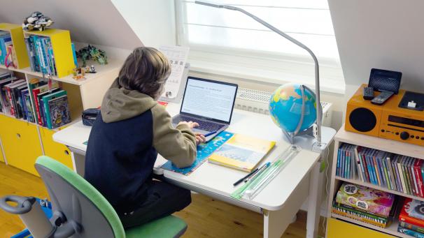 <p>Online-Unterricht steht für viele Jugendliche seit Beginn der Pandemie auf der Tagesordnung. Die Tagesklinik für Jugendliche in Eupen sowie das mobile Team, das psychisch-kranke Kinder und Jugendliche und deren Familien begleitet, haben festgestellt, dass das Homeschooling viele verunsichert.</p>