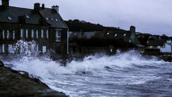 <p>Hohe Wellen und starke Winde treffen auf die Küste von Le Becquet im Nordwesten Frankreichs, als der Sturm „Bella“ auf die Küste der Bretagne und Normandie trifft.</p>