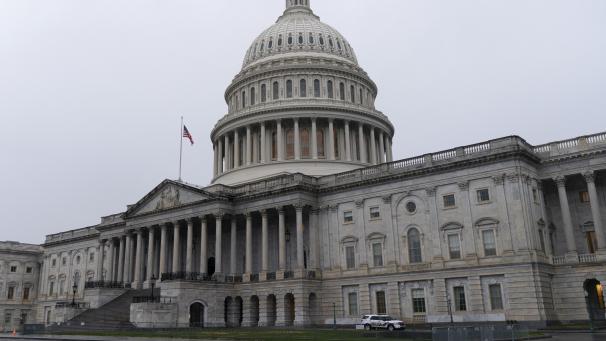 <p>Blick auf das Kapitol, dem Sitz des US-Kongresses. Die Arbeitslosenversicherungshilfe für Millionen von US-Amerikanern läuft aus, nachdem sich US-Präsident Trump geweigert hatte, ein vom Kongress mit überparteilicher Zustimmung beschlossene Corona-Konjunkturpaket mit seiner Unterschrift in Kraft zu setzen.</p>