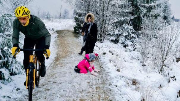 <p>Beim Überholen stößt der Radfahrer das Mädchen zu Boden.</p>