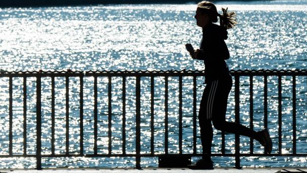 <p>Eine Frau joggt bei Sonnenschein um den Maschsee. Der Erfolg von Neujahrsvorsätzen hängt auch davon ab, wie sie formuliert werden.</p>