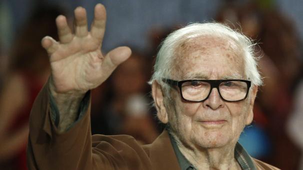 <p>Der französische Designer Pierre Cardin grüßt 2016 in Paris nach der Präsentation seiner Kollektion während der Modewoche.</p>