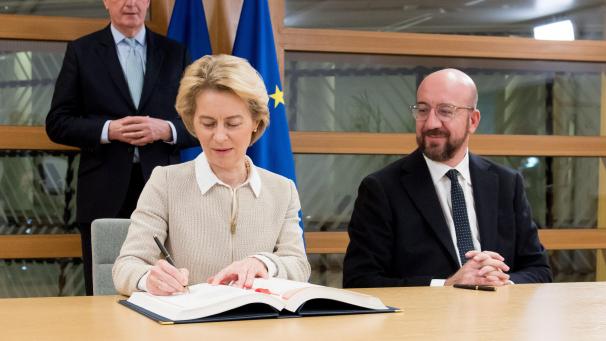 <p>Ursula von der Leyen (M), Präsidentin der Europäischen Kommission, unterzeichnet im Januar im Beisein von Charles Michel (r), Präsident des Europäischen Rates, das Austrittsabkommen der Europäischen Union mit Großbritannien.</p>