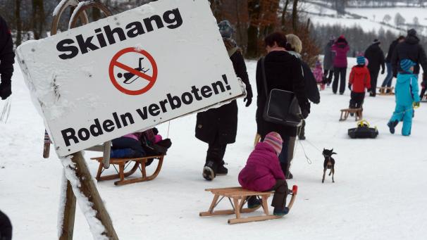 <p>Winterfans nutzen 2014 das Wetter am Skigebiet „Weisser Stein“ in der Eifel bei Hellenthal, um mit ihren Kindern eine Schlittenfahrt zu machen. Viele Menschen nutzen die Tage zwischen Weihnachten und Silvester, um die weiße Pracht zu genießen.</p>