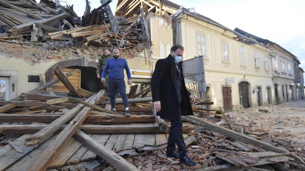 <p>Menschen bewegen sich in den Trümmern eines vom Erdbeben beschädigten Gebäudes. Ein Erdbeben der Stärke 6,4 hat nach Angaben von Seismologen erneut die kroatische Zentralregion erschüttert.</p>