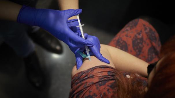 <p>Massenweise Impfungen dürften zum früheren Erreichen einer Herdenimmunität beitragen. Umso erstaunlicher, dass manche Politiker Bürger, die noch zögern, verunsichern statt sie von Sinn und Zweck einer Impfung zu überzeugen.</p>