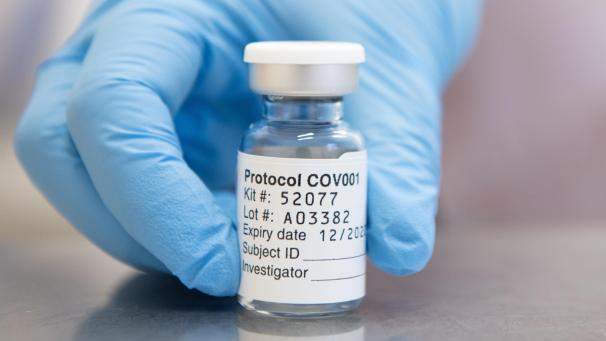 <p>Das Bild, herausgegeben von der Universität Oxford, zeigt eine Ampulle mit Corona-Impfstoff, der von AstraZeneca und der Universität Oxford entwickelt wurde.</p>